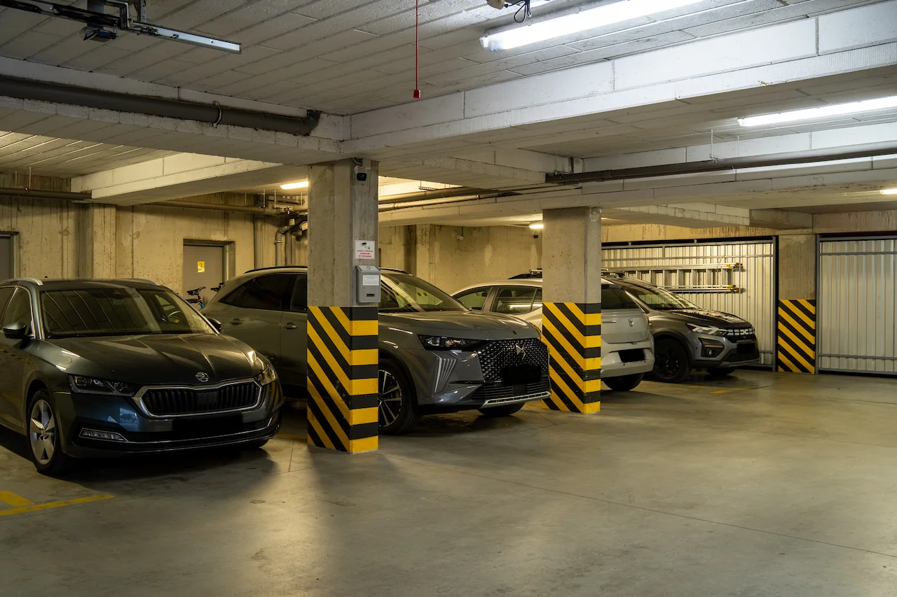 Garáž (nutná rezervace) / Garage (reservation required) / Garage (Reservierung erforderlich)