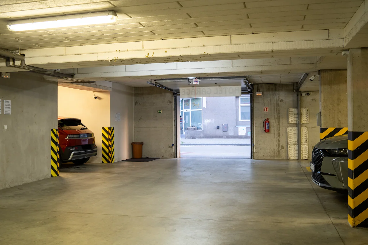 Garáž (nutná rezervace) / Garage (reservation required) / Garage (Reservierung erforderlich)