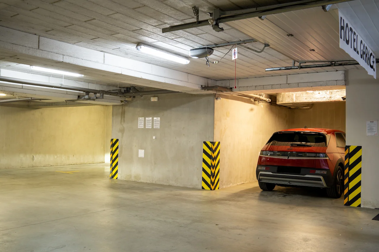 Garáž (nutná rezervace) / Garage (reservation required) / Garage (Reservierung erforderlich)